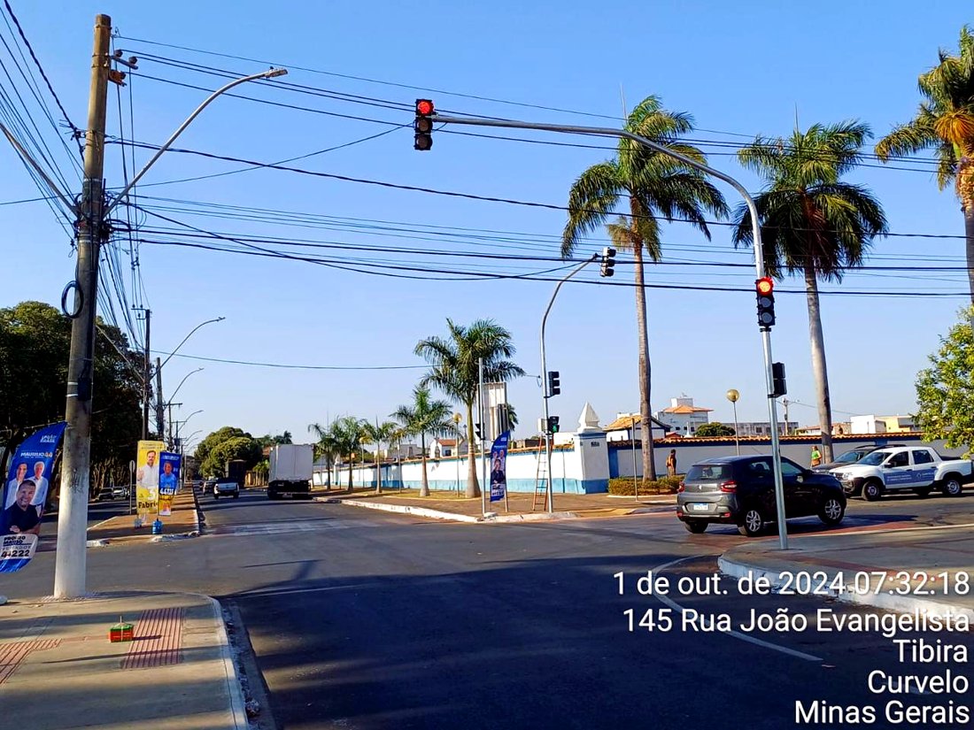 Semáforo instalado em avenida - serviço Onda Verde