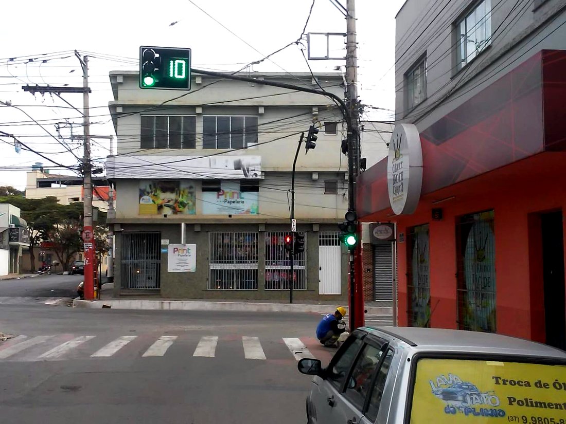 Instalação semafórica em andamento