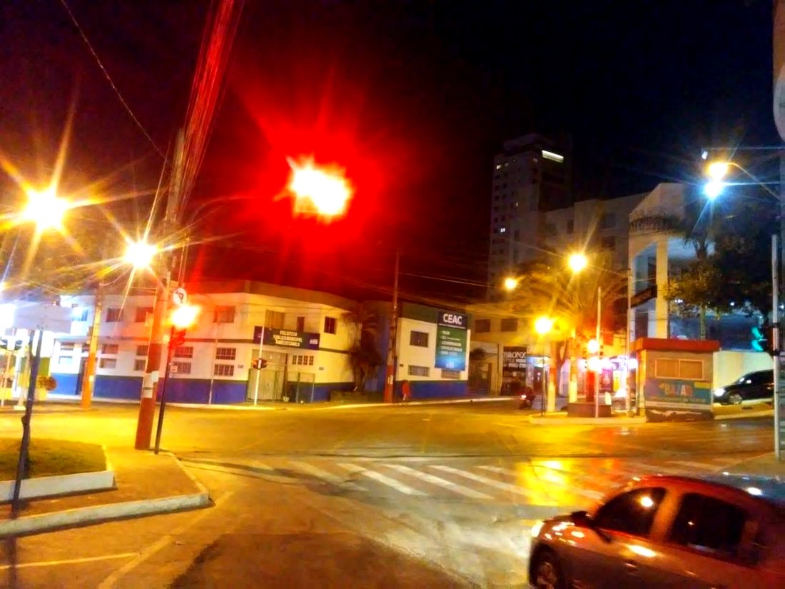 Semáforo instalado à noite - serviço Onda Verde