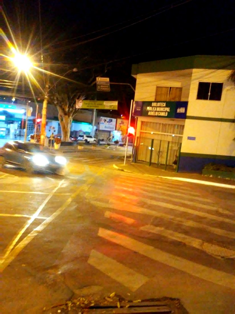 Semáforo instalado à noite - serviço Onda Verde